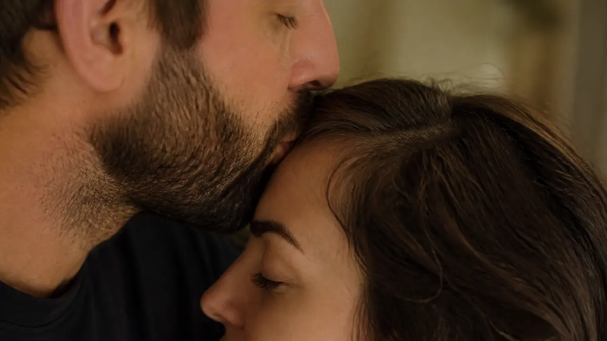 Bisou sur le front : pourquoi ce geste est si puissant
