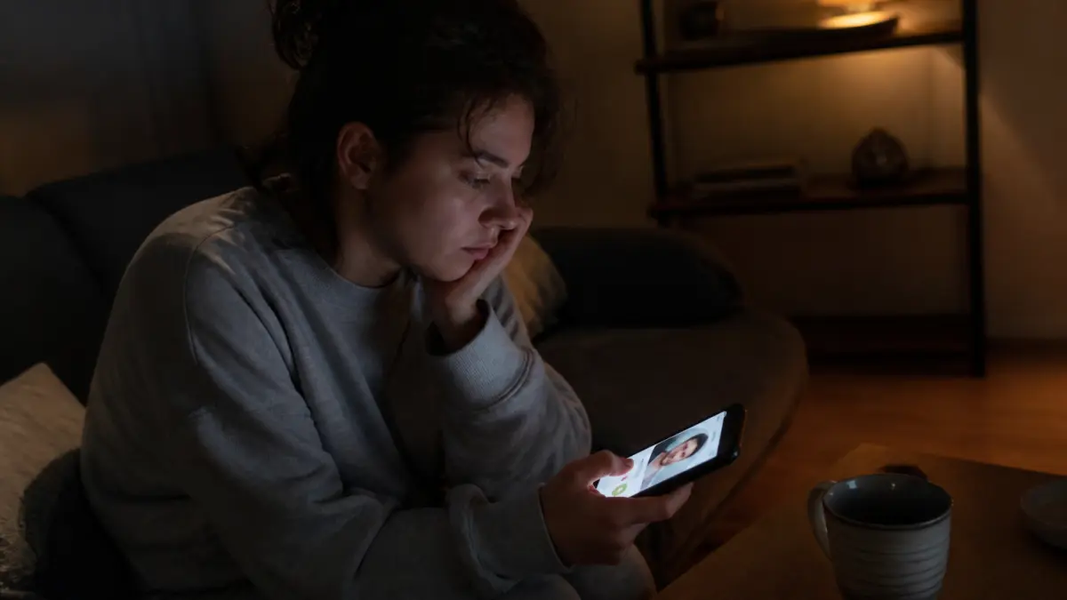Dating fatigue : pourquoi les applis épuisent et comment retrouver l’envie