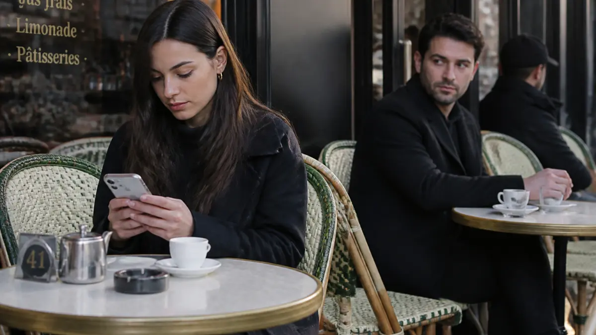 Pourquoi l’indifférence attire parfois plus que la gentillesse